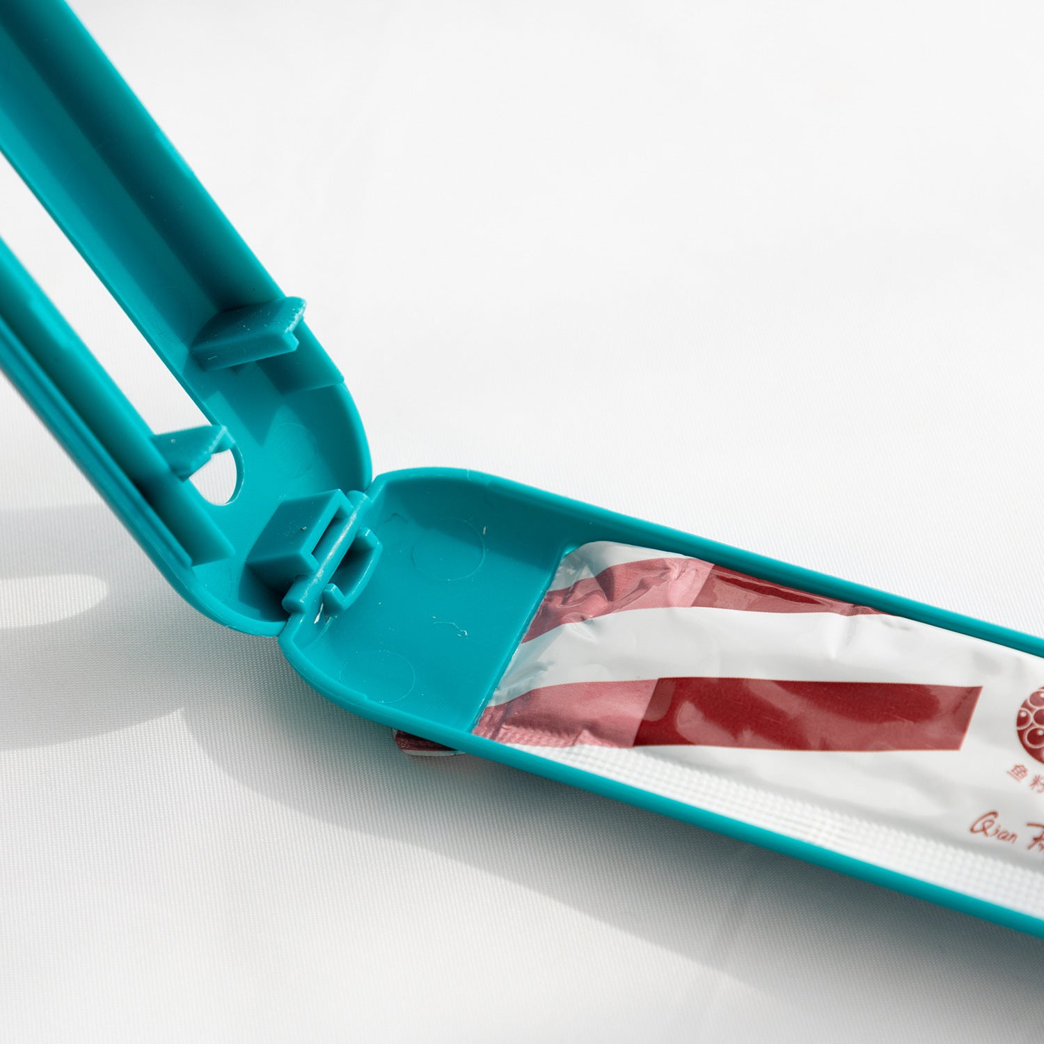 VelvetPaws™ HotCat™ Strip Spoon Feeder